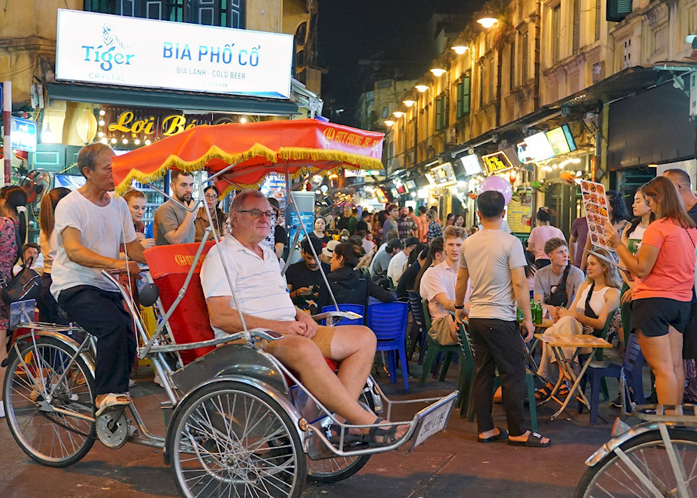 Not just drivers, cyclo riders also share deep knowledge about their city’s history and daily life, giving you a vivid and authentic perspective